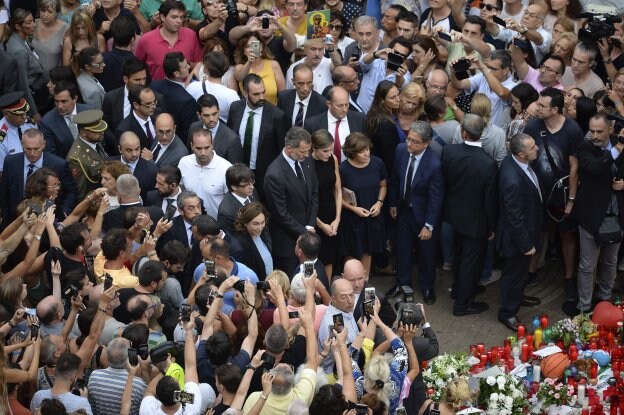 Los Reyes homenajean a las víctimas del ataque de Las Ramblas el pasado fin de semana, acompañados por Puigdemont y Colau. :: j. lago / afp