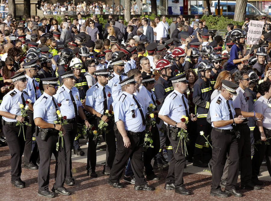 Miles de personas desbordan el paseo de Gràcia y el centro de Barcelona en una manifestación contra el terrorismo tras los atentados de la semana pasada, una protesta bajo el lema "No tinc por" (No tengo miedo) a la que asiste el Rey, el presidente del Gobierno, Mariano Rajoy, y los presidentes autonómicos, entre otras autoridades. 