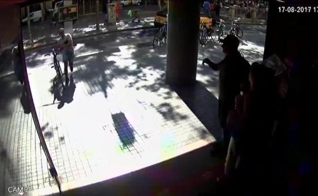 Una cámara de seguridad grabó el momento en el que la furgoneta cruzaba La Rambla