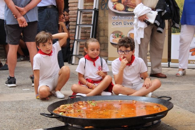  Los pequeños. Los niños contemplaban cómo se hacían, despacito, las paellas.