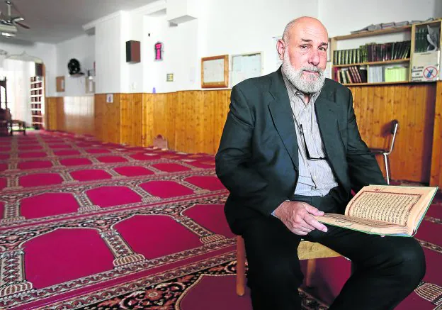 Jesús del Pozo, en la mezquita Al-Huda, en la calle Beratúa de Logroño :: 