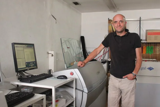 Chechu León, ante una máquina de impresión digital. :: 