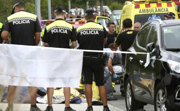 Agentes de la policía y los servicios de emergencias junto a los cuerpos de las cinco personas que han fallecido en Salou.