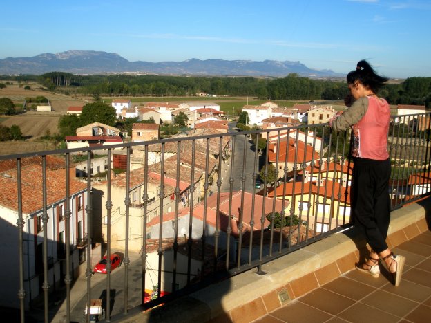 Una turista, en una casa rural de Baños de Ebro. :: j.t.