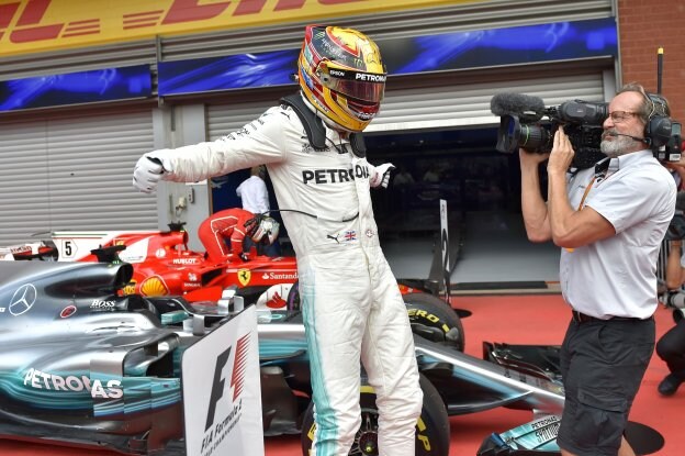 El británico Lewis Hamilton celebra su victoria en el Gran Premio de Bélgica, ayer, en el circuito de Spa-Francorchamp. :: LOIC VENANCE / AFP