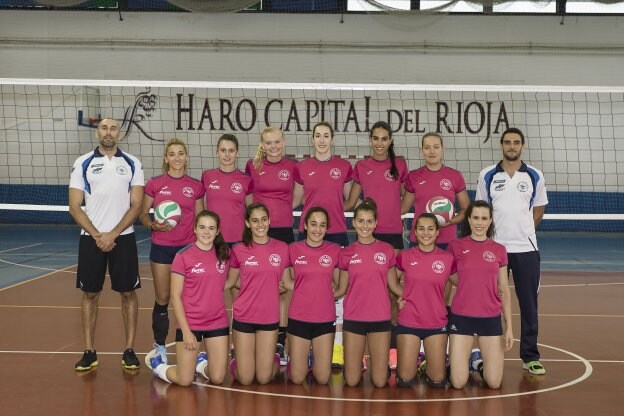 Los técnicos David Sánchez y Alberto Avellaneda posan con la nueva plantilla en El Ferial. 