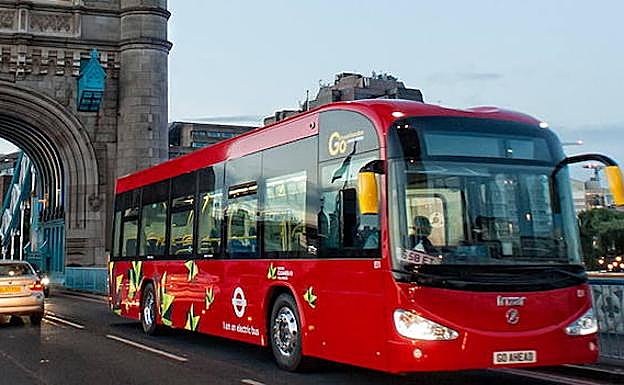 Un autobús eléctrico transita por el Puente de la Torre de Londres. 