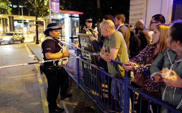 Una policía custodia una zona cercana a la estación de Euston. 