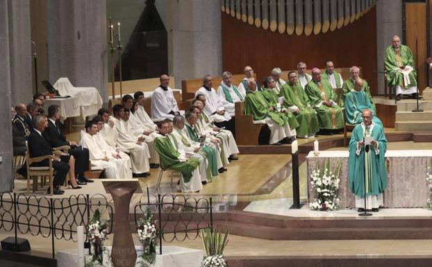 Omella pronuncia su homilía en la Sagrada Familia