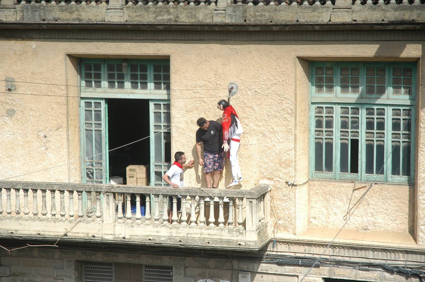 Los habitantes de la localidad empiezan las celebraciones con el lanzamiento del cohete