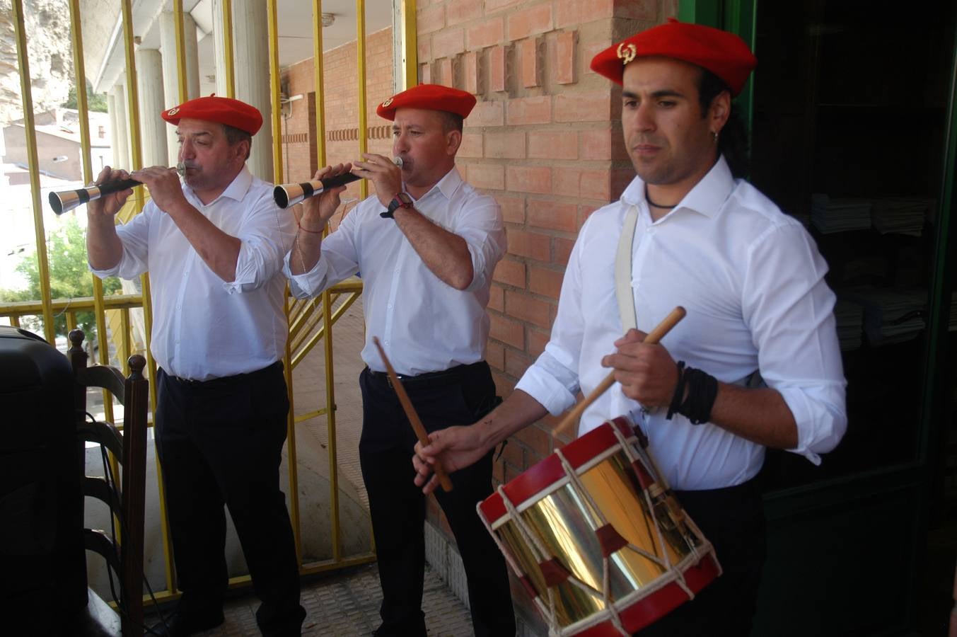 Los habitantes de la localidad empiezan las celebraciones con el lanzamiento del cohete