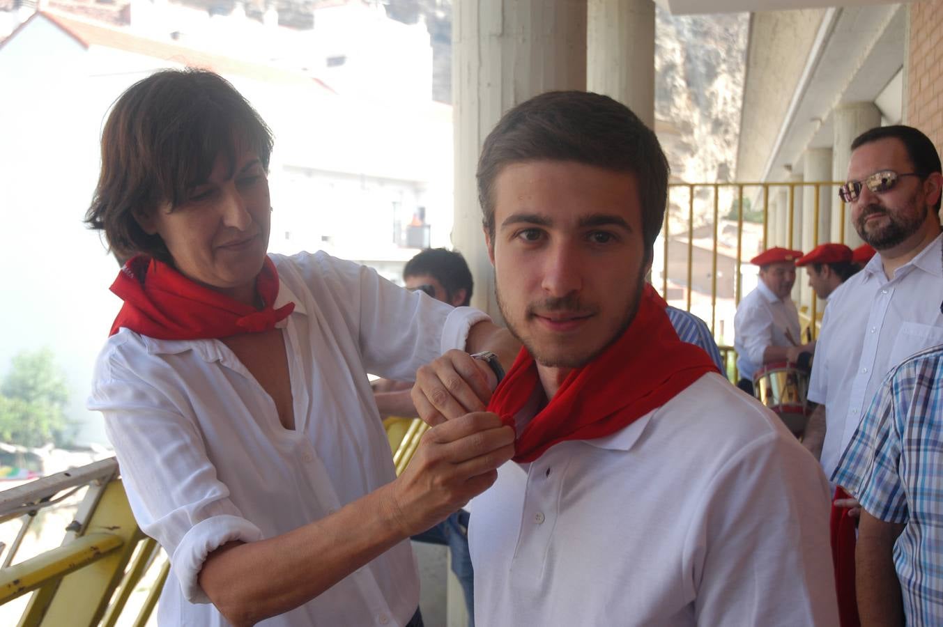 Los habitantes de la localidad empiezan las celebraciones con el lanzamiento del cohete