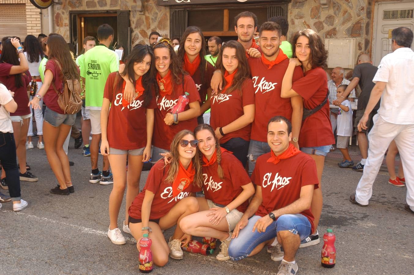 Los habitantes de la localidad empiezan las celebraciones con el lanzamiento del cohete