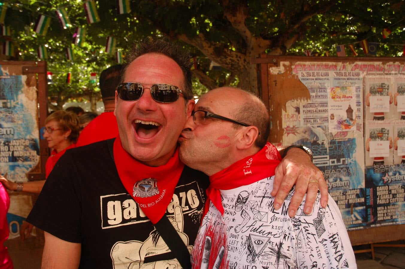 Los habitantes de la localidad empiezan las celebraciones con el lanzamiento del cohete