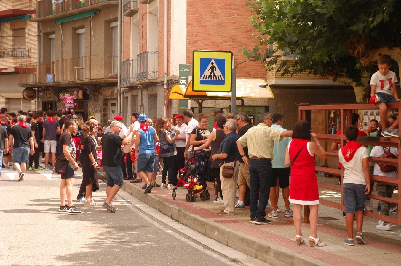 Los habitantes de la localidad empiezan las celebraciones con el lanzamiento del cohete