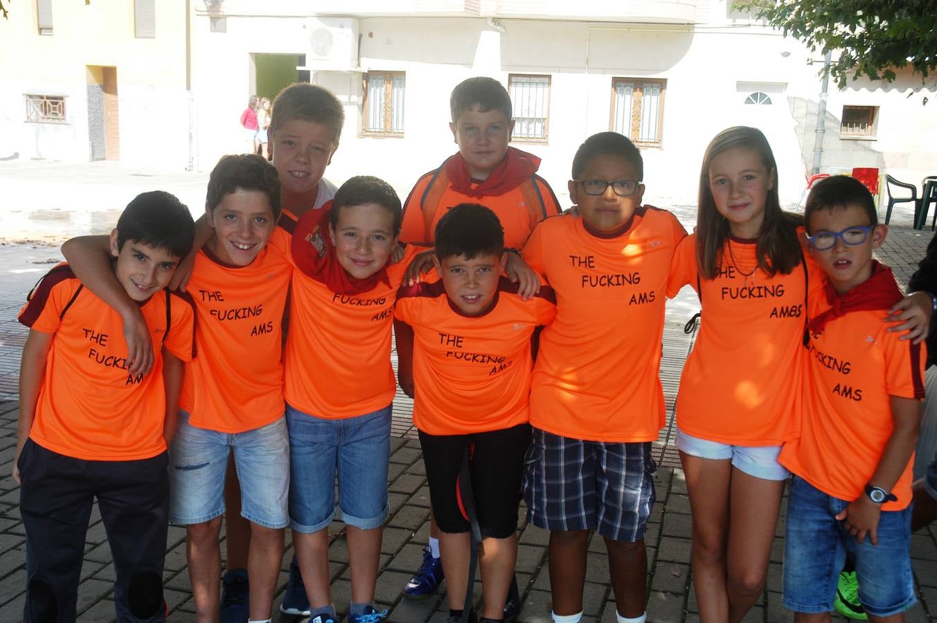 Los habitantes de la localidad empiezan las celebraciones con el lanzamiento del cohete