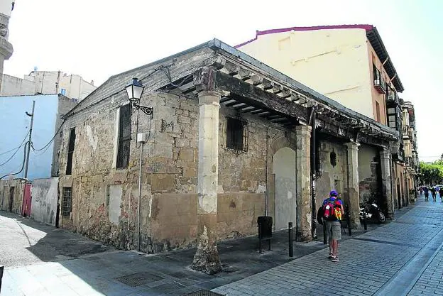 Casa de la Viga. El 6 de Rodríguez Paterna, casa-palacio de los Ponce de León en el siglo XVIII, en estado de ruina absoluta.