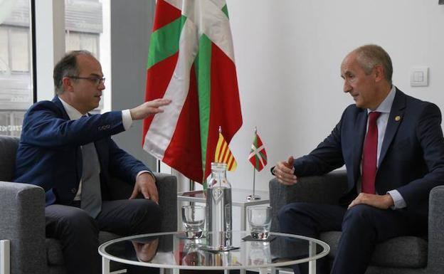 El portavoz del Gobierno Vasco, Josu Erkoreka, se ha reunido con su homólogo del gobierno catalán, Jordi Turull.