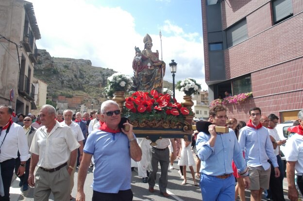 Momento de la procesión por las calles de Cervera con San Gil. :: 