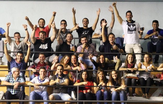 Aficionados disfrutando de la pelota en el rebote del Adarraga. :: 