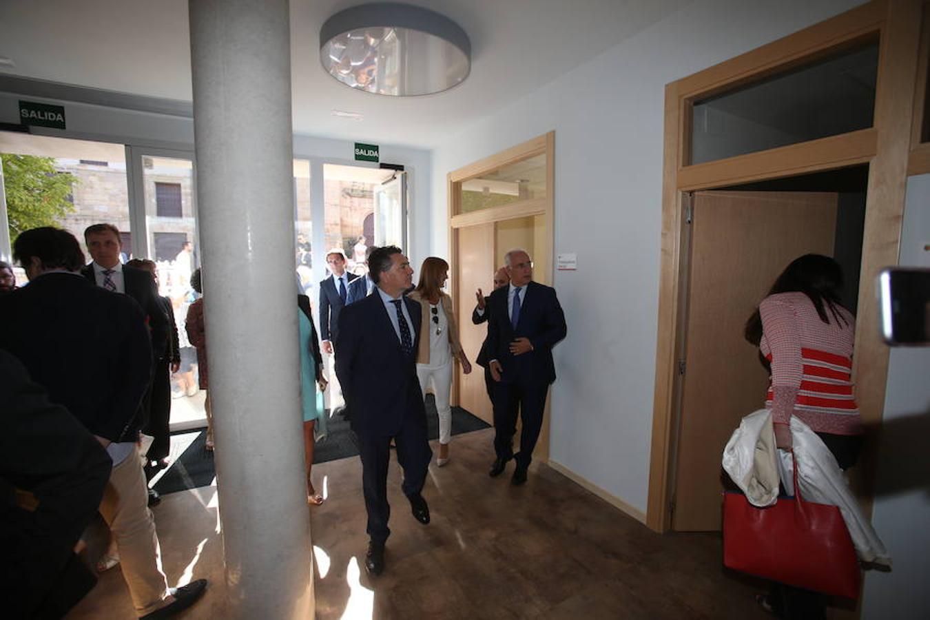 El presidente del Gobierno de La Rioja, José Ignacio Ceniceros ha participado esta maána en la inauguración del nuevo edificio que alberga el Ayuntamiento de Alberite ubicado en la Plaza José María Trevijano