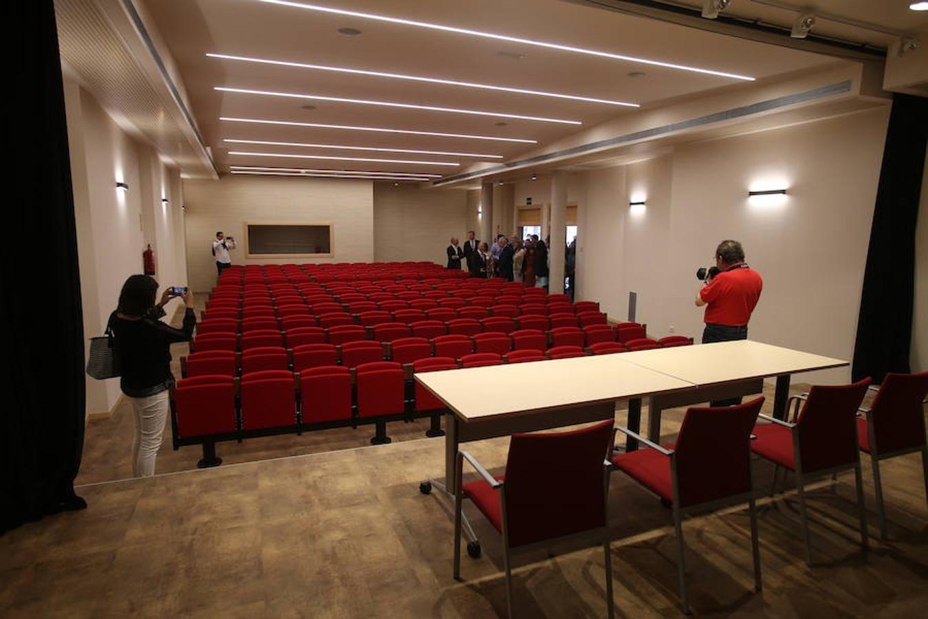 El presidente del Gobierno de La Rioja, José Ignacio Ceniceros ha participado esta maána en la inauguración del nuevo edificio que alberga el Ayuntamiento de Alberite ubicado en la Plaza José María Trevijano