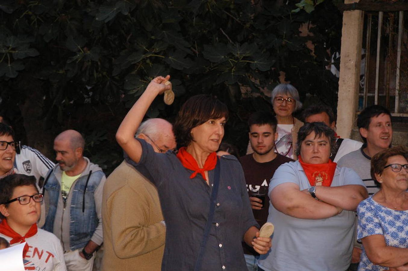 Las fiestas de Cervera siguen con paso firme y decidido, tanto como el concurso de lanzamiento de alpargata celebrado ayer y en el que participaron unos 90 aspirantes divididos en cinco categorías. Buen ambiente, gritos de ánimo y risas para todos en el tradicional concurso.