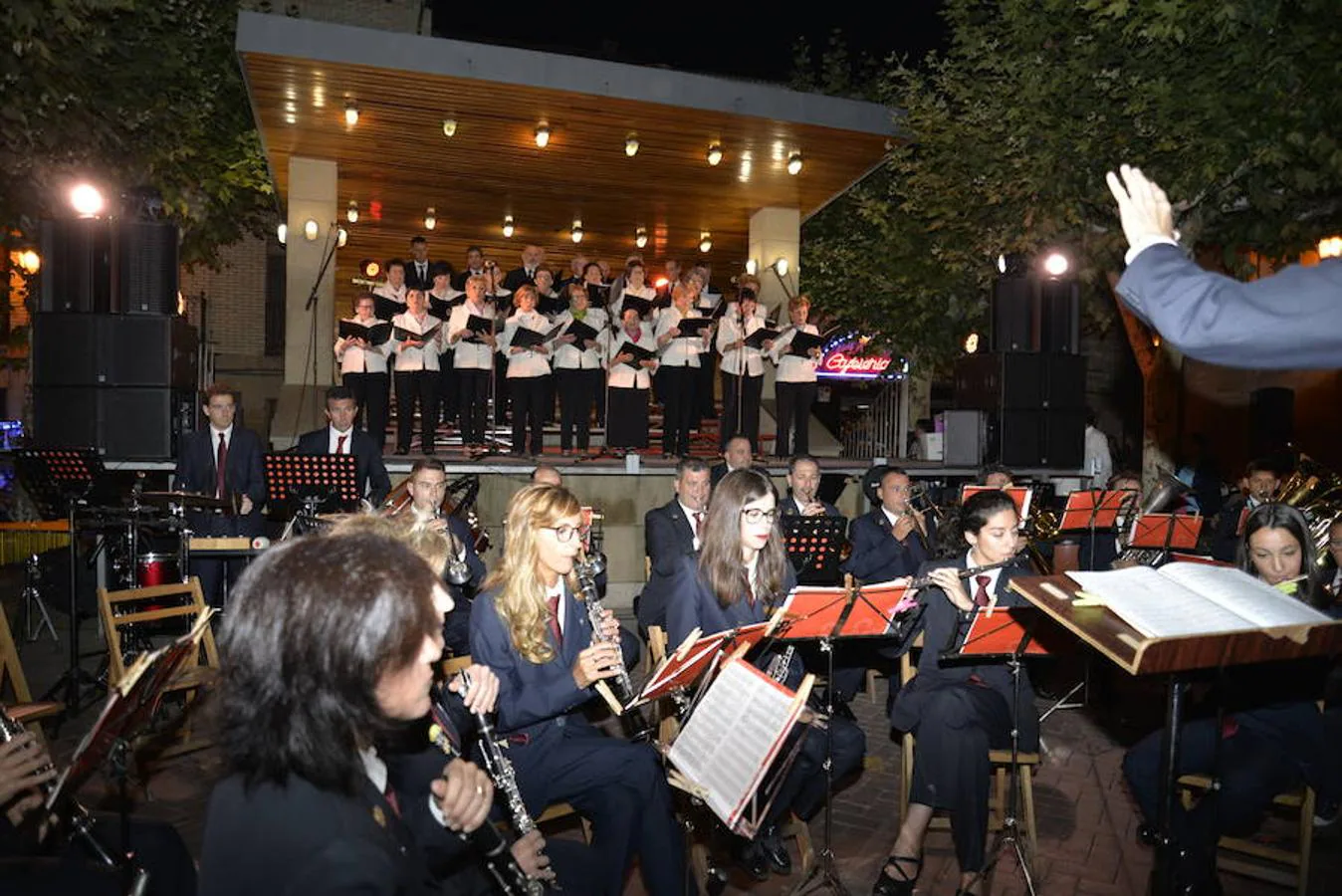 San Asensio celebró anoche su gala preliminar a las fiestas patronales en honor a la Virgen de Davalillo que arrancan este sábado a las 13.00 horas. La actuación de la banda munjcipal, del coro y el agasajo a la reina y dama de las fiestas sirvieron para caldear el ambiente festivo. 