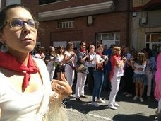 La alcaldesa (centro), ayer con las mujeres en La Gaita. :: s.s.j.