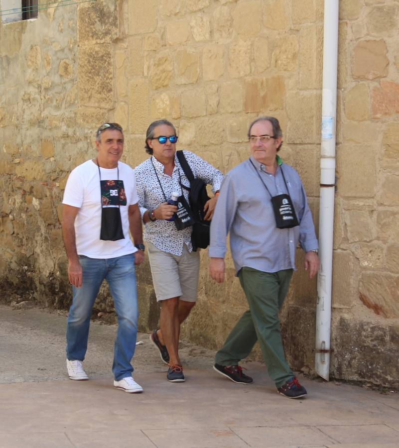 Arte y vino para promocionar Ábalos. La piedra caliza de la localidad vivió una jornada festiva con motivo de la celebración de la vigésima edición de 'Puertas abiertas'.