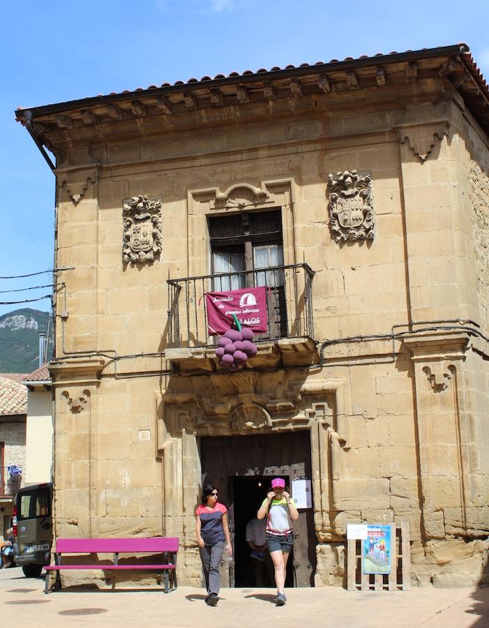 Arte y vino para promocionar Ábalos. La piedra caliza de la localidad vivió una jornada festiva con motivo de la celebración de la vigésima edición de 'Puertas abiertas'.