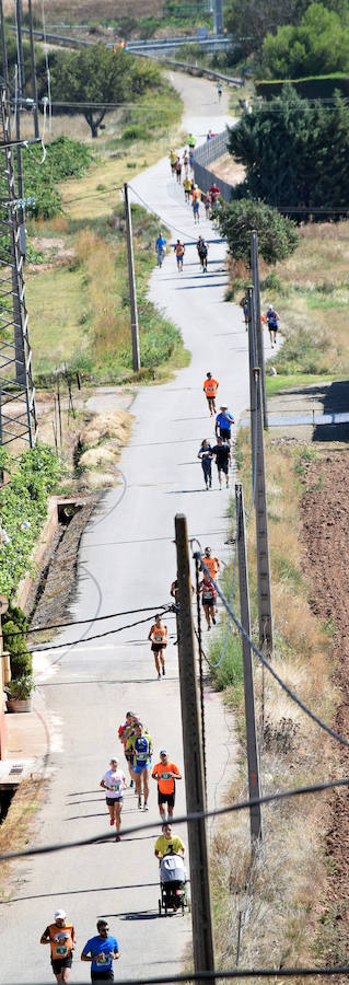 Santi Sierra y Marta Vargas fueron los primeros locales tras el atleta navarro Rubén Juániz y Rebeca Peña con motivo de la celebración de la III Legua de Navarrete (5.572 metros)