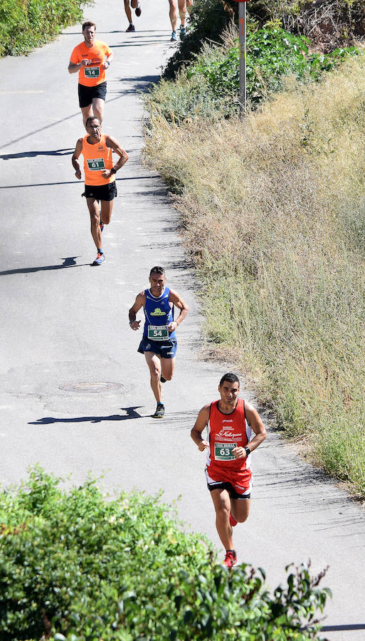 Santi Sierra y Marta Vargas fueron los primeros locales tras el atleta navarro Rubén Juániz y Rebeca Peña con motivo de la celebración de la III Legua de Navarrete (5.572 metros)