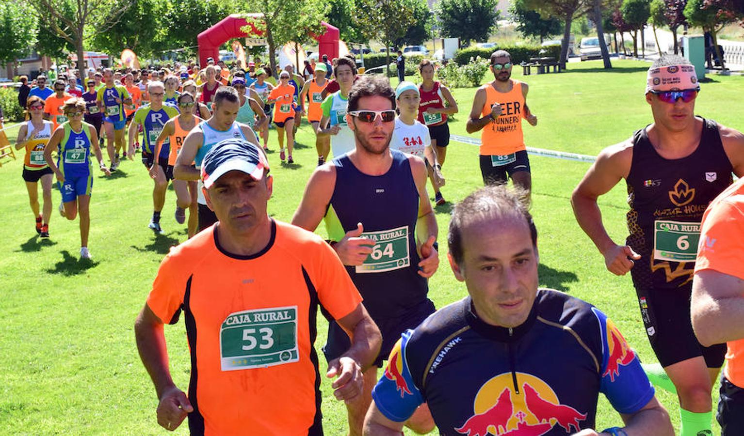 Santi Sierra y Marta Vargas fueron los primeros locales tras el atleta navarro Rubén Juániz y Rebeca Peña con motivo de la celebración de la III Legua de Navarrete (5.572 metros)