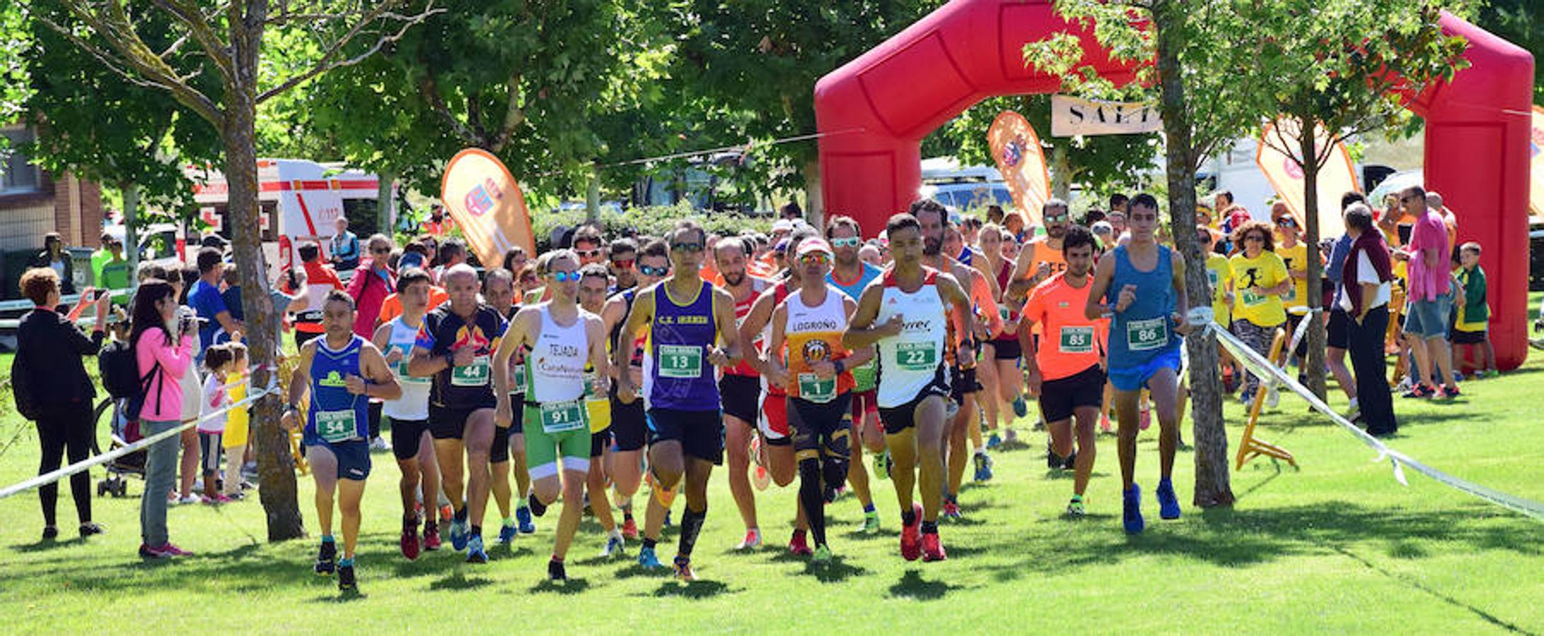 Santi Sierra y Marta Vargas fueron los primeros locales tras el atleta navarro Rubén Juániz y Rebeca Peña con motivo de la celebración de la III Legua de Navarrete (5.572 metros)