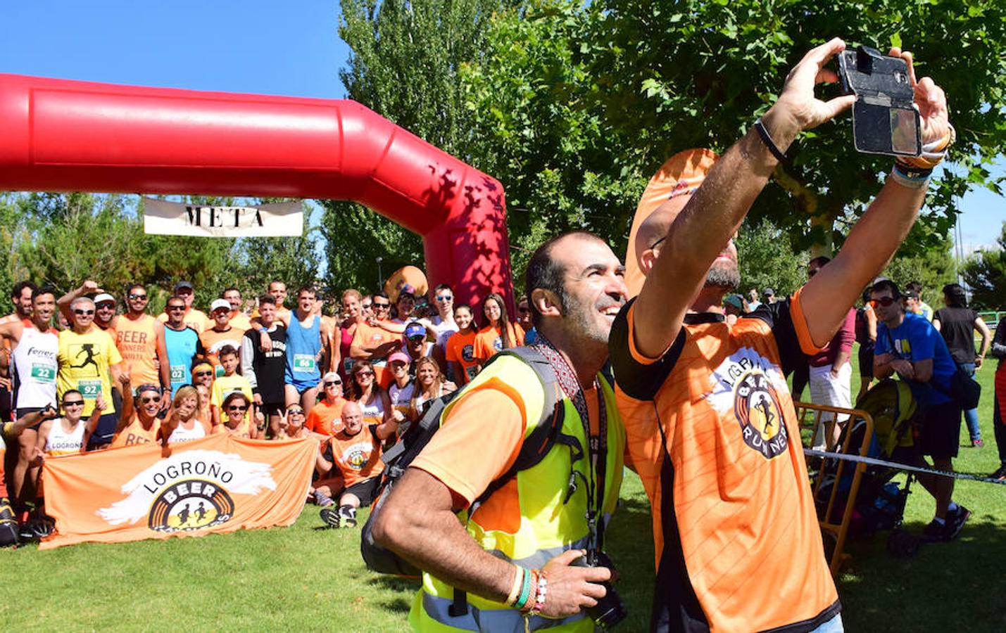 Santi Sierra y Marta Vargas fueron los primeros locales tras el atleta navarro Rubén Juániz y Rebeca Peña con motivo de la celebración de la III Legua de Navarrete (5.572 metros)