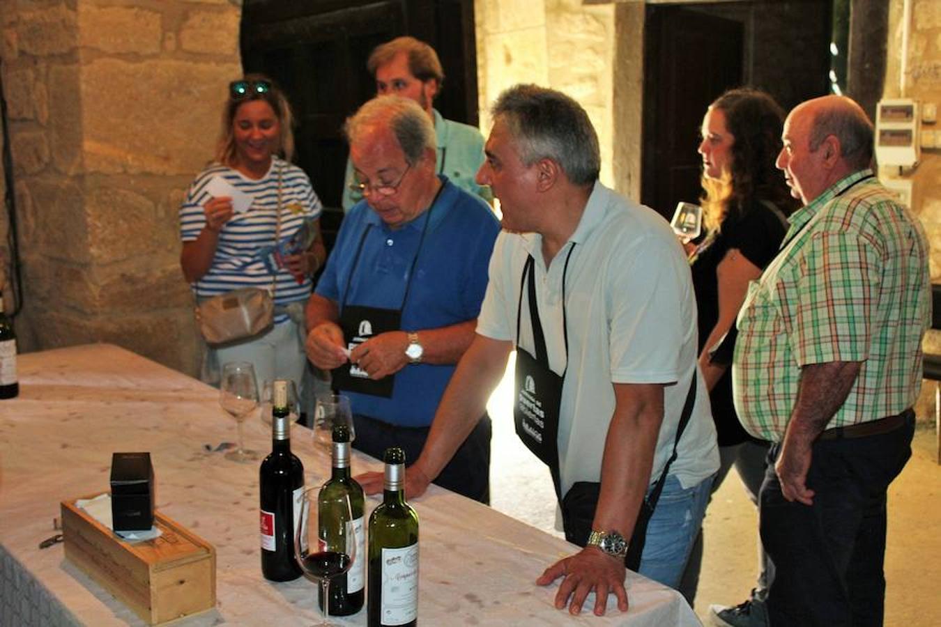 Arte y vino para promocionar Ábalos. La piedra caliza de la localidad vivió una jornada festiva con motivo de la celebración de la vigésima edición de 'Puertas abiertas'.