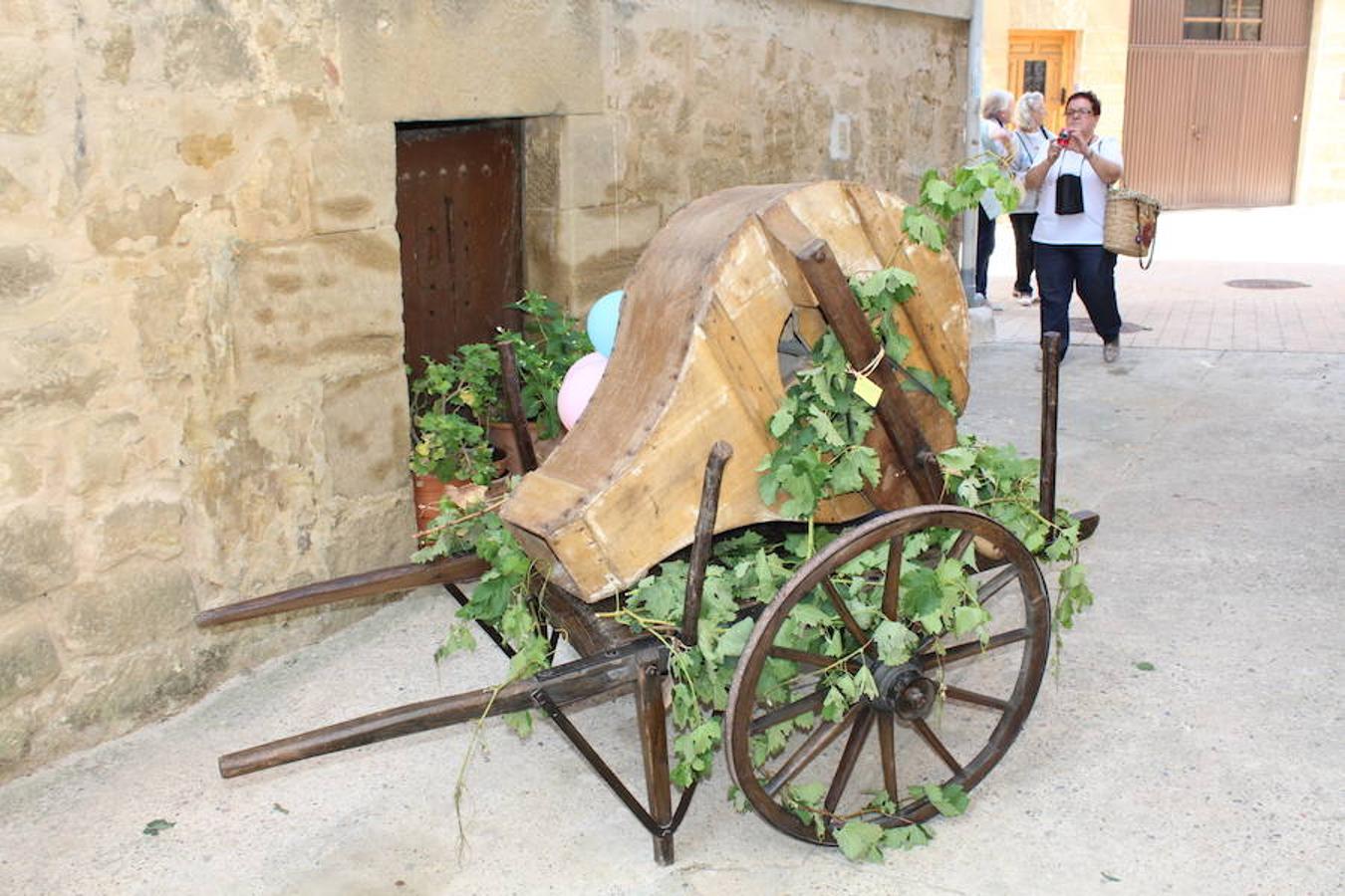 Arte y vino para promocionar Ábalos. La piedra caliza de la localidad vivió una jornada festiva con motivo de la celebración de la vigésima edición de 'Puertas abiertas'.