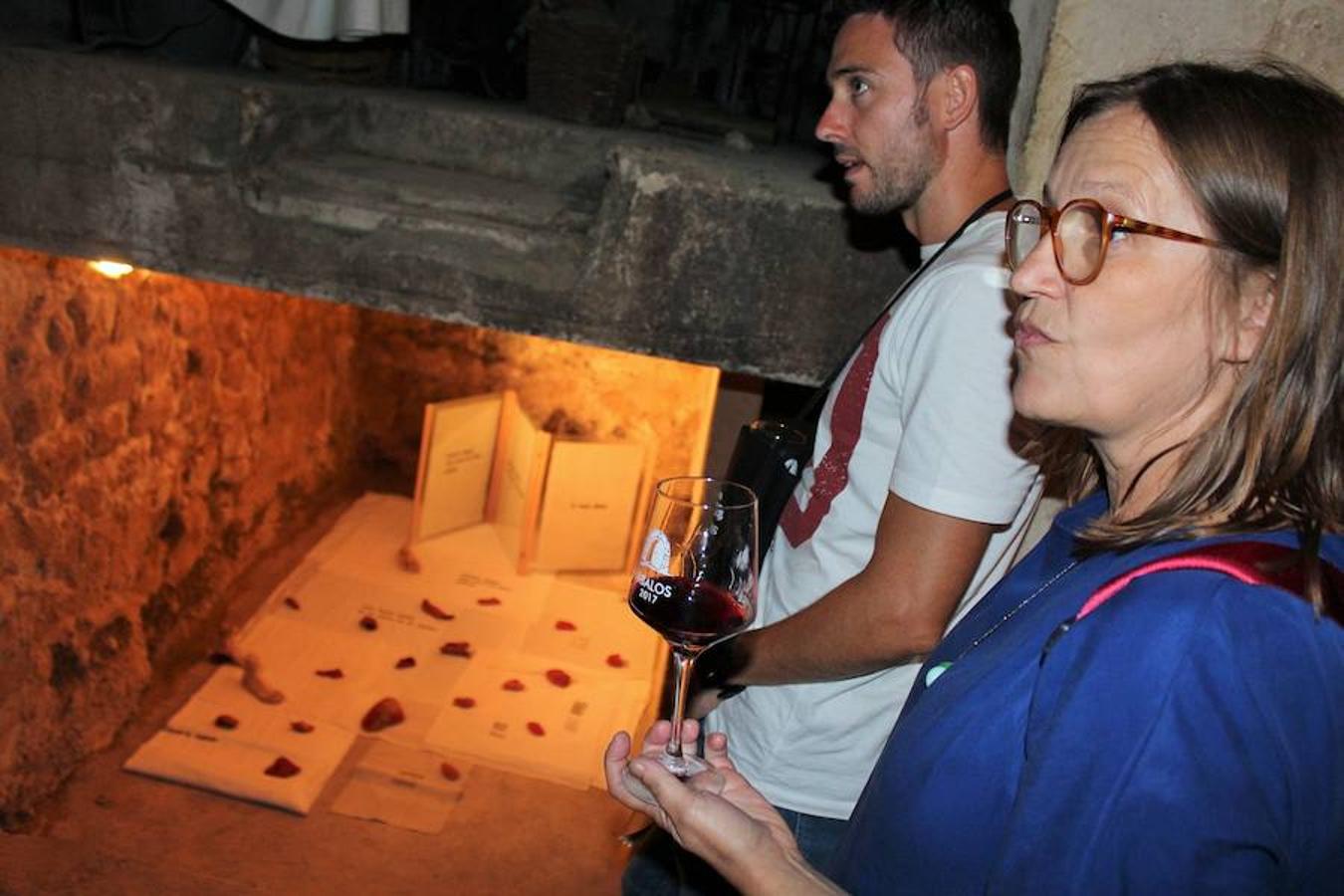 Arte y vino para promocionar Ábalos. La piedra caliza de la localidad vivió una jornada festiva con motivo de la celebración de la vigésima edición de 'Puertas abiertas'.