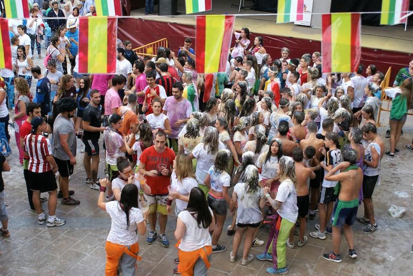 Cenicero ya lleva un día completo entregado a sus fiestas patronales. Las ganas de fiesta y el masivo cohete fueron una señal inequívoca de las ganas de diversión.