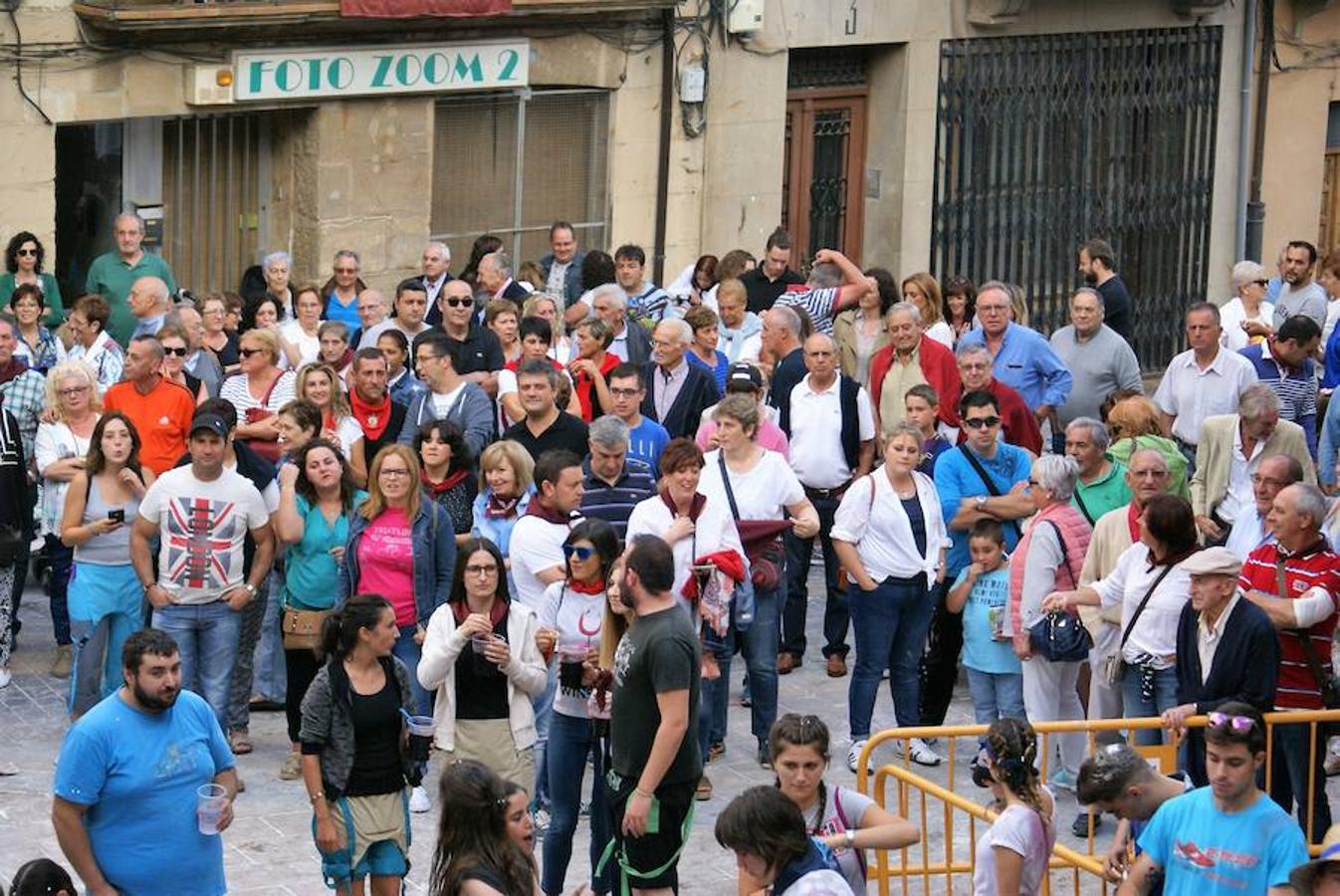 Cenicero ya lleva un día completo entregado a sus fiestas patronales. Las ganas de fiesta y el masivo cohete fueron una señal inequívoca de las ganas de diversión.