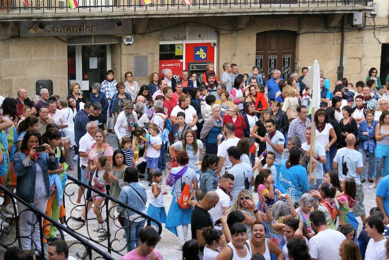 Cenicero ya lleva un día completo entregado a sus fiestas patronales. Las ganas de fiesta y el masivo cohete fueron una señal inequívoca de las ganas de diversión.