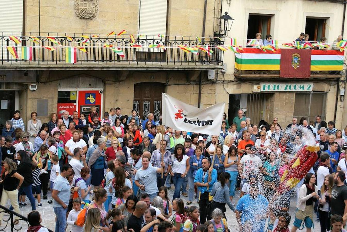 Cenicero ya lleva un día completo entregado a sus fiestas patronales. Las ganas de fiesta y el masivo cohete fueron una señal inequívoca de las ganas de diversión.