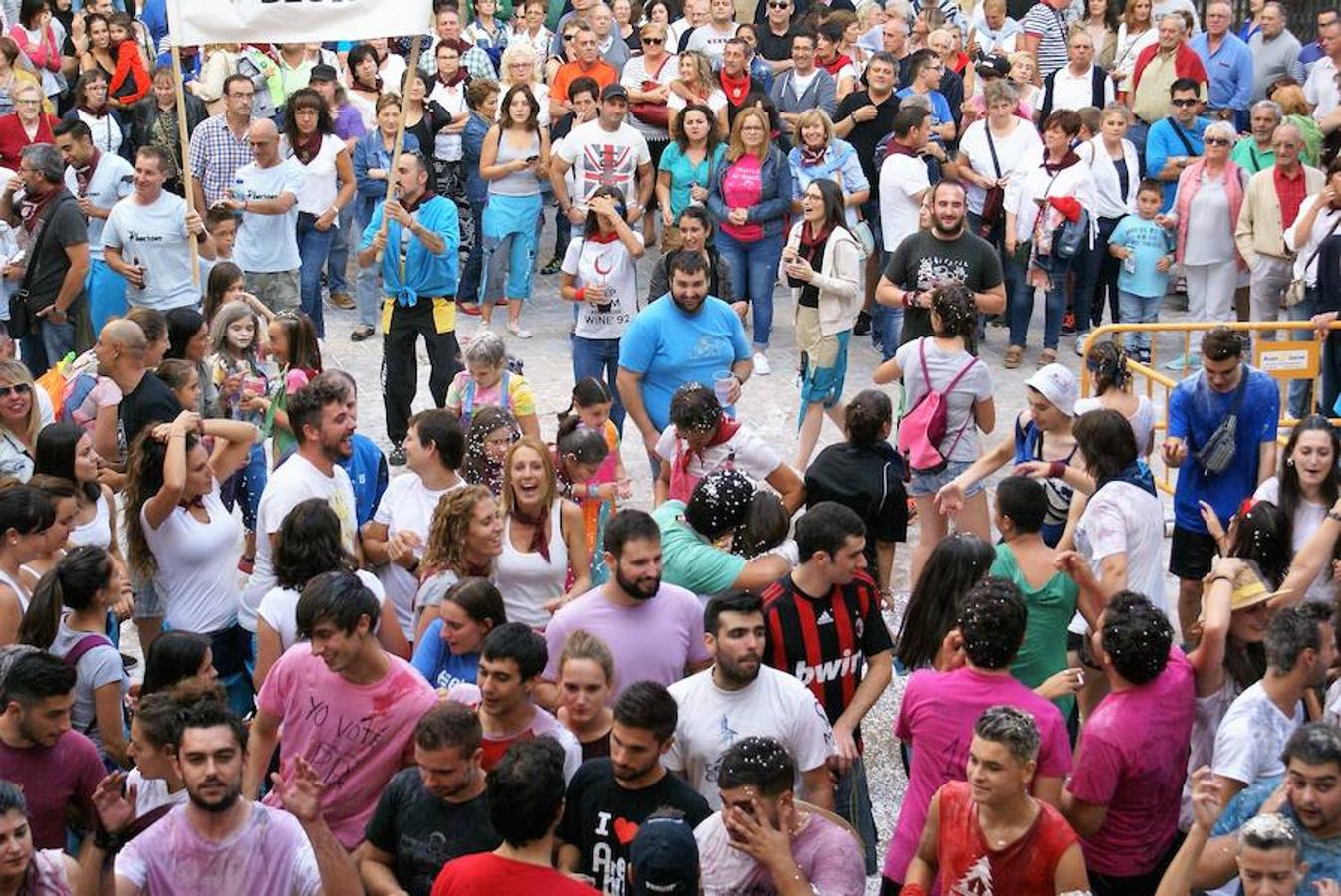 Cenicero ya lleva un día completo entregado a sus fiestas patronales. Las ganas de fiesta y el masivo cohete fueron una señal inequívoca de las ganas de diversión.