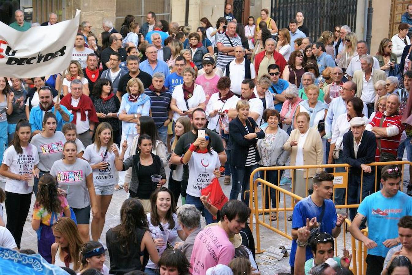 Cenicero ya lleva un día completo entregado a sus fiestas patronales. Las ganas de fiesta y el masivo cohete fueron una señal inequívoca de las ganas de diversión.