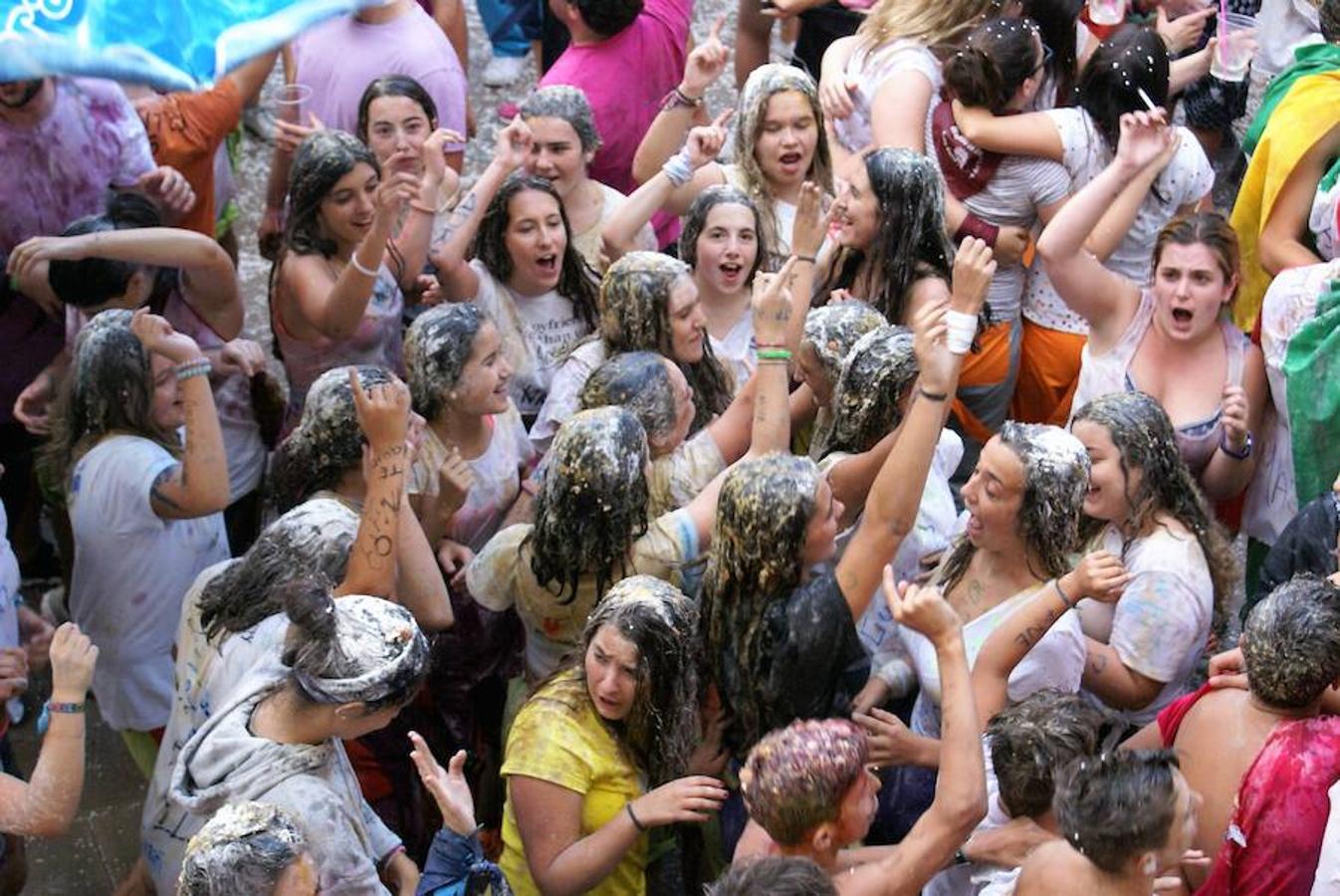 Cenicero ya lleva un día completo entregado a sus fiestas patronales. Las ganas de fiesta y el masivo cohete fueron una señal inequívoca de las ganas de diversión.