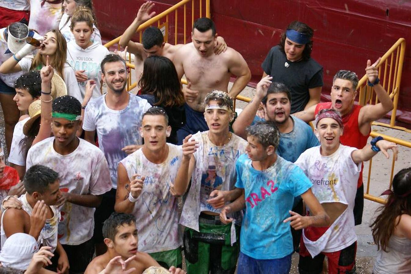 Cenicero ya lleva un día completo entregado a sus fiestas patronales. Las ganas de fiesta y el masivo cohete fueron una señal inequívoca de las ganas de diversión.