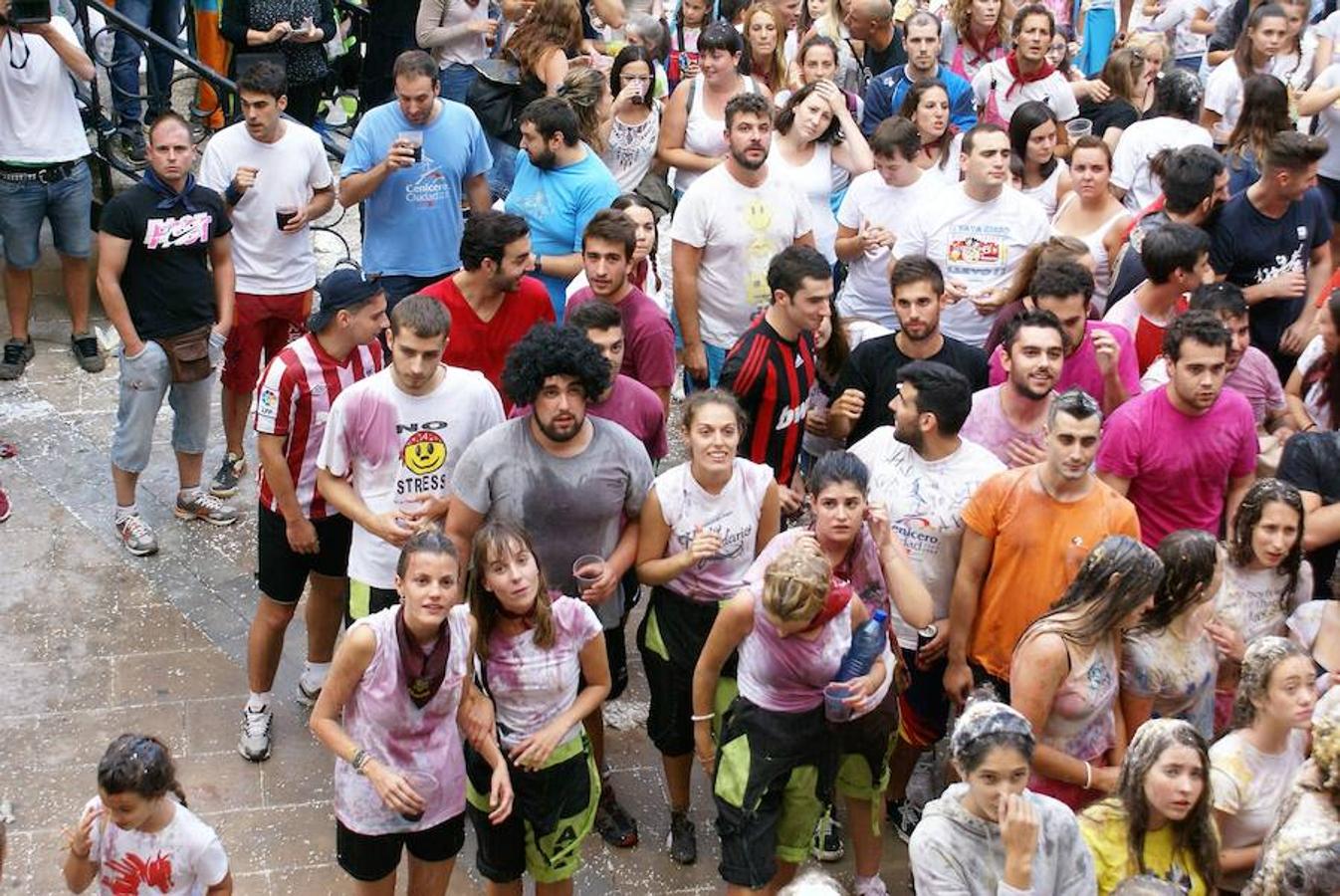 Cenicero ya lleva un día completo entregado a sus fiestas patronales. Las ganas de fiesta y el masivo cohete fueron una señal inequívoca de las ganas de diversión.