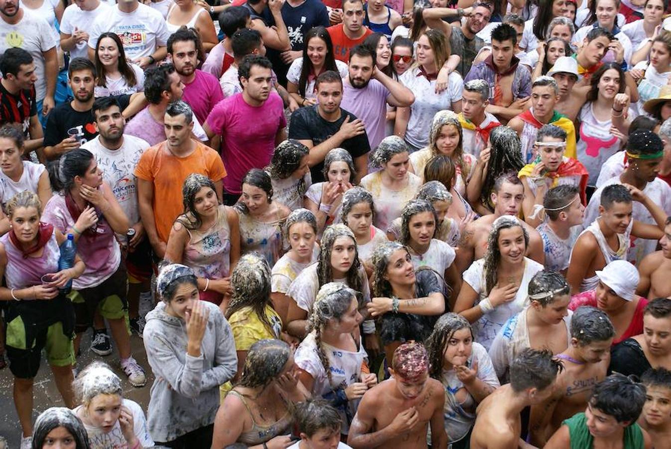 Cenicero ya lleva un día completo entregado a sus fiestas patronales. Las ganas de fiesta y el masivo cohete fueron una señal inequívoca de las ganas de diversión.