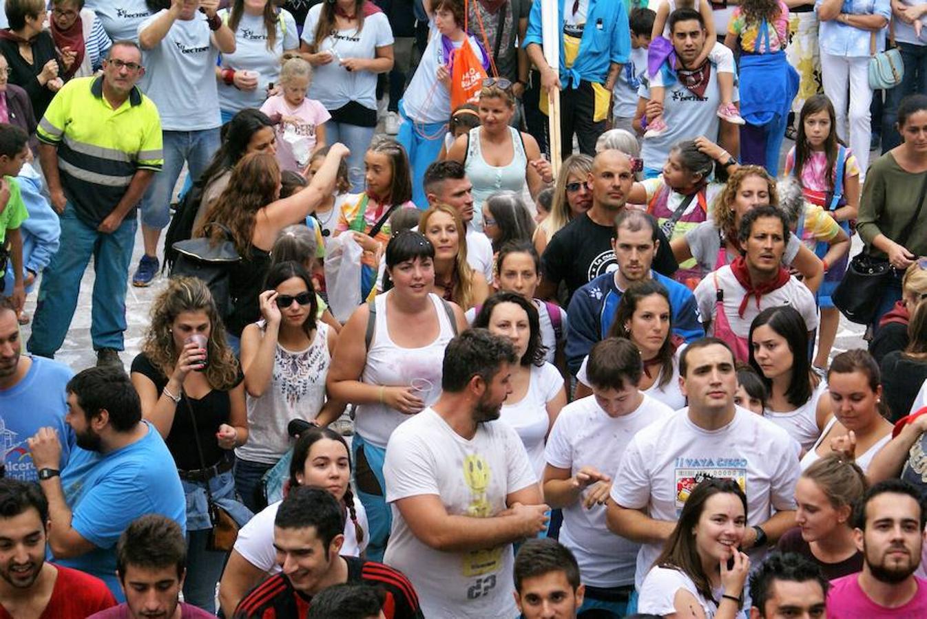 Cenicero ya lleva un día completo entregado a sus fiestas patronales. Las ganas de fiesta y el masivo cohete fueron una señal inequívoca de las ganas de diversión.